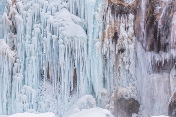 Fototapeta na wymiar Plitvice lakes frozen waterfall