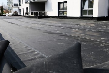 Flachdachabdichtung mit Bitumen (Waterproofing flat roof with bitumen)