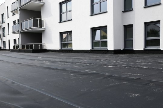 Flachdachabdichtung mit Bitumen (Waterproofing flat roof with bitumen)