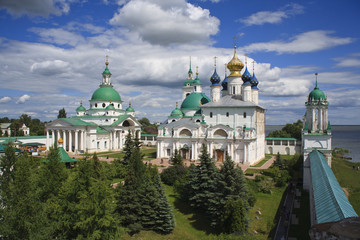 Fototapeta na wymiar Спасо-Яковлевский монастырь в Ростове Великом.