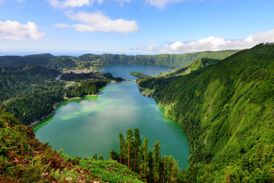 Maravilhosa Lagoa das Sete Cidades nos Açores. Paisagem natural de lago formado em cratera vulcanica.
