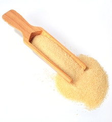 hölzerne Schaufel mit braunen Rohrzucker