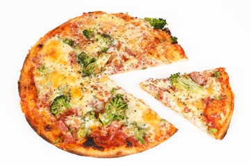 Pizza mit Brokkoli und Schinken