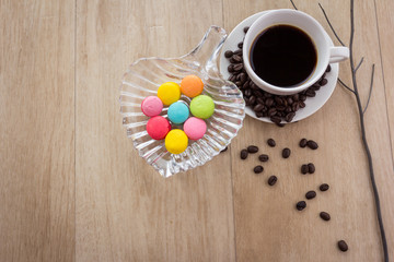 Obraz na płótnie Canvas cup of espresso coffee with colourful French macarons