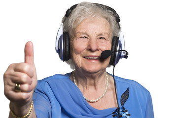 Lustige Seniorin über 80 mit Head Set zeigt Daumen hoch - Freisteller