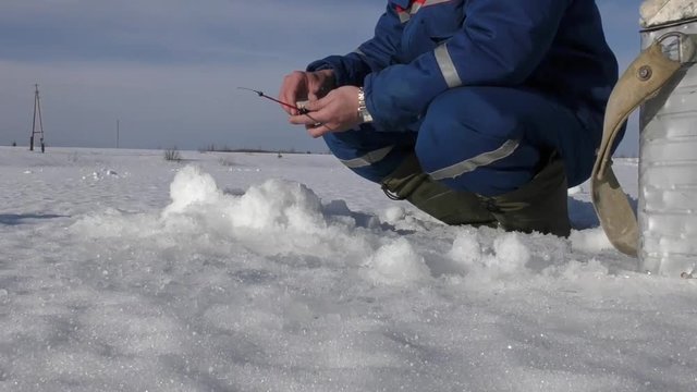 Зимняя рыбалка на льду пруда