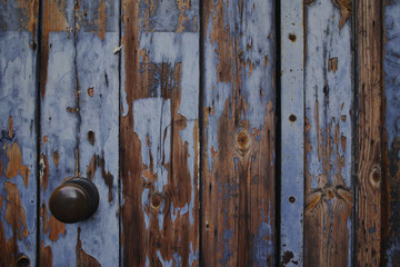 ペンキの剥がれたドア