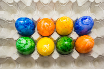 Ostereier auf Kartonage