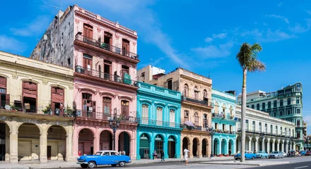 Fotobehang Havana De hoofdstraat in Havana &quot Calle Paseo de Marti&quot  met oude gerestaureerde gevels en oldtimers op straat
