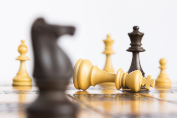 Scacchi fotografati su una scacchiera