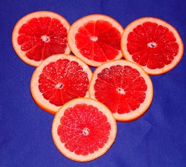 Грейпфрут. Яркий, красный и сочный этот фрукт очень полезный,витаминный. Очень хороший друг здоровью и фигуре человеку. 