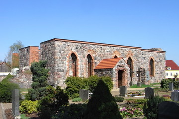 Fototapeta premium Ruine einer Kirche aus Feldstein im Stil der Gotik auf einem Friedhof im Dorf Mallnow, Brandenburg, Deutschland