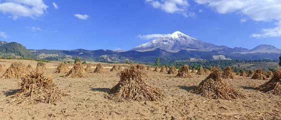 Fototapeten Panorama of Pico de Orizaba volcano, or Citlaltepetl, is the highest mountain in Mexico, maintains glaciers and is a popular peak to climb along with Iztaccihuatl and other volcanoes in the country © nyker
