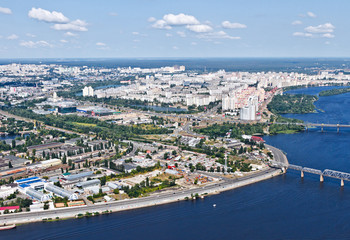 Obraz premium Widok z lotu ptaka na miasto Kijów (Kijów), Ukraina. Dniepr z mostami. W tle dzielnica Obolon