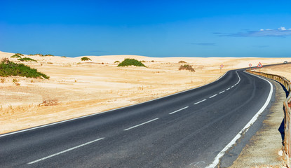 Küstenstraße FV-1 durch die wunderschöne Dünenlandschaft Parque Natural de Corralejo auf Fuerteventura / Spanien