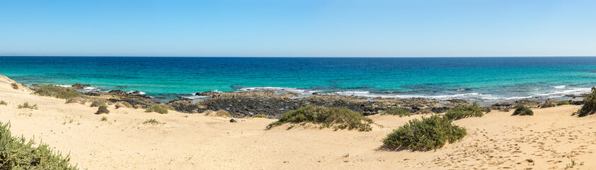 Fototapeta na wymiar wunderschöne Strände und Küstenlandschaft bei den Dünen des Parque Natural de Corralejo auf Fuerteventura 