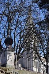 Fototapeta na wymiar Campanario de una iglesia entre los árboles. 