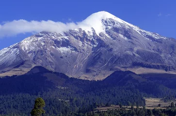 Meubelstickers Pico de Orizaba volcano, or Citlaltepetl, is the highest mountain in Mexico, maintains glaciers and is a popular peak to climb along with Iztaccihuatl and other volcanoes in the country © nyker