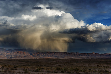 impressive storm that falls on the mountains