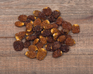 Obraz premium Dried organic golden berries, Physalis Peruviana, on wooden vintage tray background