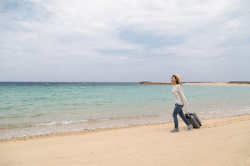 Fototapeta na wymiar 沖縄旅行を楽しむ若い女性
