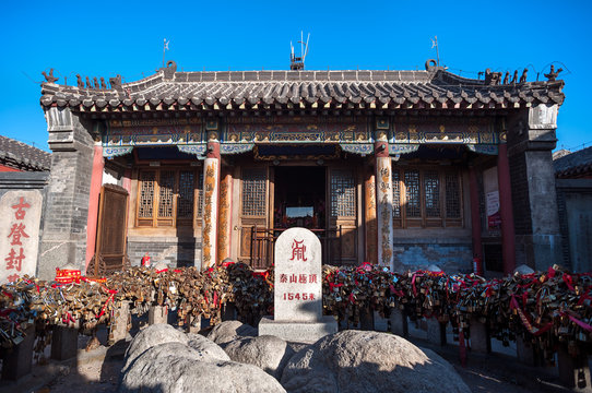 Fototapeta Height marker and love locks at Jade Emperor Temple on the summit of Tai Shan, China