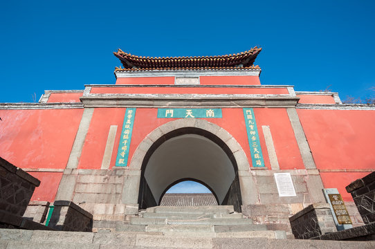 Fototapeta Nantianmen (South Heaven Gate) on the summit of Tai Shan, China