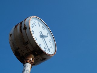 青空と古い時計
