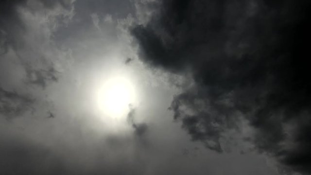 暗雲立ち込める空