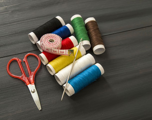 Sewing needle and colored spool yarns, multicolored spool yarns, sewing and sewing needles, scissors and scissors, tailoring materials,

