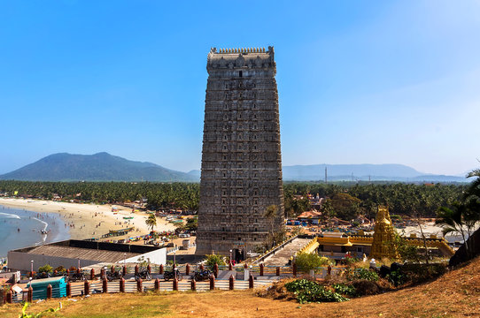 MURUDESHWAR, Gopuram of Murudeshwar Temple was built in 2008, dedicated to Hindu god Shiva and it is 72 meters high.