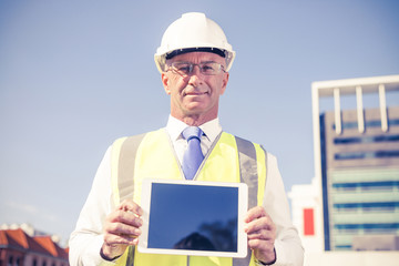 Construction manager controlling building site and tablet device