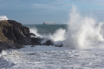 Fototapeta premium Mareggiata e onde sugli scogli