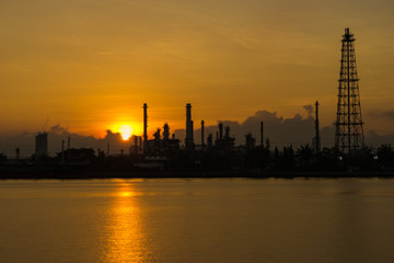 Naklejka premium Silhouette sunrise scence of Oil Refinery factory industry