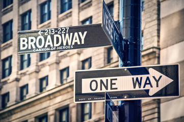 Naklejka premium Broadway napisany na znaku drogowym w Nowym Jorku, USA