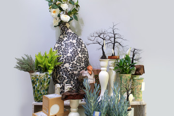 Kwiaty, bonsai i ozdobne wazony w kwiaciarni. - obrazy, fototapety, plakaty