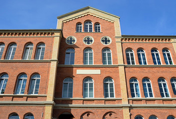 Fototapeta na wymiar Schulgebäude