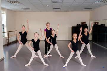 Fototapeta na wymiar The choreographer teaches children dances.