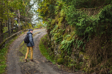 Obraz premium man with a backpack on a forest path.