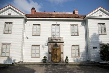 Fasade eines weißen skandinavischen Holzhauses in Helsinki, Finnland