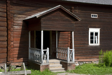 Fassade und Eingang eines alten skandinavischen Hauses