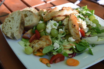 Salat mit Hühnerbrust und Baguette