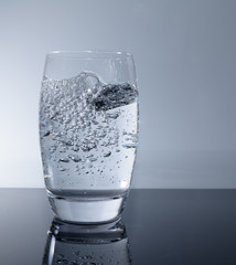 Wasser als Sprudelwasser oder Mineralwasser im Glas zum trinken als Erfrischung
