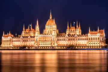Fototapeta premium Parliament building in Budapest at night, illuminated by city lights, capital of Hungary, Eastern Europe