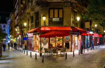 Crédence de cuisine en verre imprimé Madrid Vue nocturne de la vieille rue confortable à Madrid, Espagne