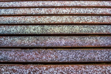 Holzbalken mit Graupel