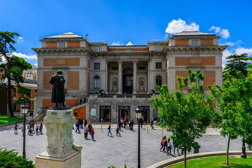 Fototapeta premium Budynek Museo Nacional del Prado (Muzeum Prado) w Madrycie, Hiszpania. Muzeum Prado w Madrycie jest głównym hiszpańskim muzeum sztuki narodowej.