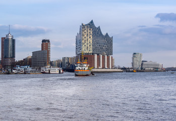 Fototapeta premium Hamburg bei Tag mit Elbe und Schiffen