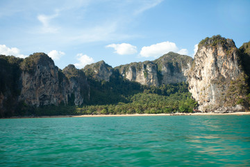 c&ocirc;te avec de gros rochers et plage au bord de la mer 