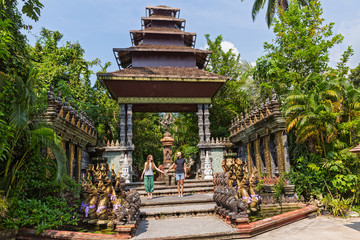 Obraz premium Young couple of tourists and temple